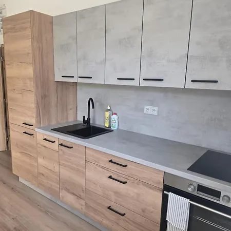 Westwing Near To Airport קלדנו