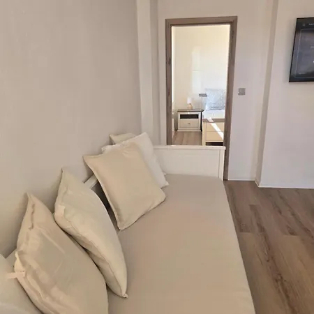 Westwing Near To Airport דירה קלדנו